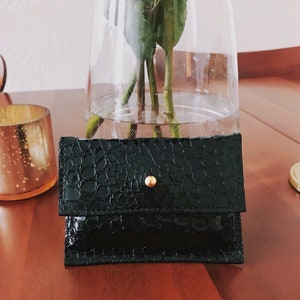 Cartera SAM de piel color oro rosa para mujer. Cartera pequeña de piel para mujer. Cartera de piel hecha a mano. Cartera de charol. Cartera con estampado de cocodrilo. imagen 7