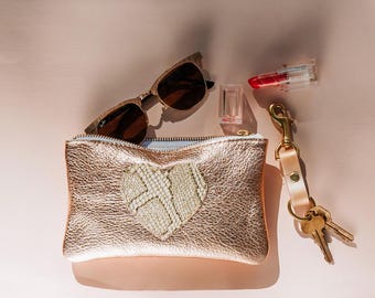MAE Be Still My Heart Pouch. Monedero de piel en color oro rosa. Cartera de piel metalizada. Clutch de piel con forma de corazón