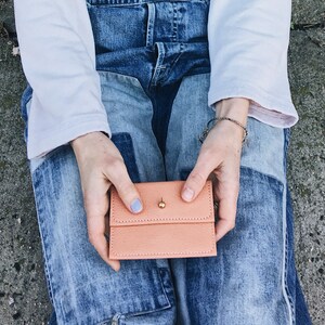 Cartera SAM de piel color oro rosa para mujer. Cartera pequeña de piel para mujer. Cartera de piel hecha a mano. Cartera de charol. Cartera con estampado de cocodrilo. imagen 3
