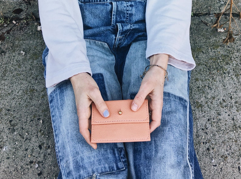 Cartera SAM de piel color oro rosa para mujer. Cartera pequeña de piel para mujer. Cartera de piel hecha a mano. Cartera de charol. Cartera con estampado de cocodrilo. imagen 3