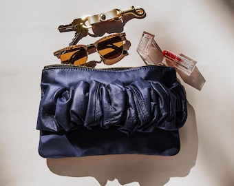 Clutch mediano tipo sobre con fruncido color medianoche. Clutch de novia color azul marino. Clutch de fiesta color azul marino. Clutch de dama de honor color azul marino. Clutch de boda color azul marino. Clutch con correa