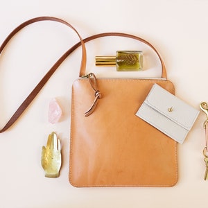 Cartera SAM de piel color oro rosa para mujer. Cartera pequeña de piel para mujer. Cartera de piel hecha a mano. Cartera de charol. Cartera con estampado de cocodrilo. imagen 10