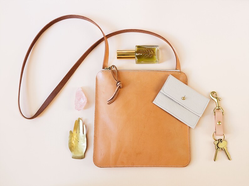 Cartera SAM de piel color oro rosa para mujer. Cartera pequeña de piel para mujer. Cartera de piel hecha a mano. Cartera de charol. Cartera con estampado de cocodrilo. imagen 10