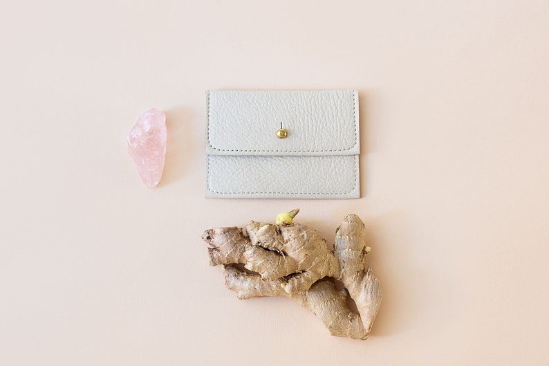Cartera SAM de piel color oro rosa para mujer. Cartera pequeña de piel para mujer. Cartera de piel hecha a mano. Cartera de charol. Cartera con estampado de cocodrilo. imagen 8