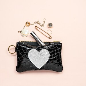 Cartera Lucy Be Still My Heart. Cartera de piel negra. Cartera con llavero de piel metalizada. Cartera de piel con forma de corazón imagen 3