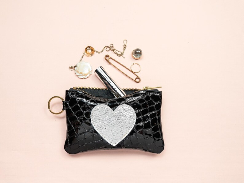 Cartera Lucy Be Still My Heart. Cartera de piel negra. Cartera con llavero de piel metalizada. Cartera de piel con forma de corazón imagen 3