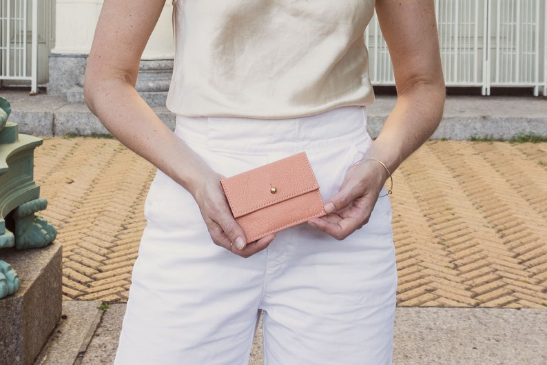 Cartera SAM de piel color oro rosa para mujer. Cartera pequeña de piel para mujer. Cartera de piel hecha a mano. Cartera de charol. Cartera con estampado de cocodrilo. imagen 1