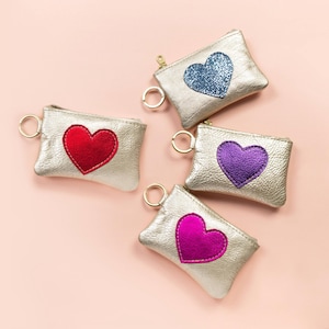 Monedero Be Still My Heart. Cartera de piel color champán. Cartera con llavero de piel metalizada. Cartera de piel con forma de corazón
