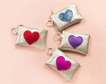 Monedero Be Still My Heart. Cartera de piel color champán. Cartera con llavero de piel metalizada. Cartera de piel con forma de corazón