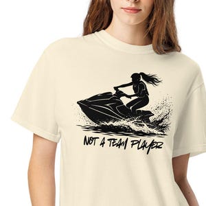 チームプレーヤーじゃないジェットスキーコンフォートカラーズTシャツ、面白い女性用パーソナルウォータークラフトシャツ、PWCライダーギフト