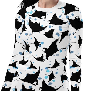 Camiseta de proteção solar feminina Manta Ray, ideal para o oceano, perfeita para usar na praia. Camiseta de manga comprida para praia, na cor azul.