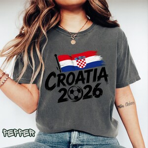 Camiseta de aficionado al fútbol de Croacia 2026, camiseta de fútbol con la bandera croata desgastada, apoyo a la Copa del Mundo, ropa de estilo grunge patriótico. imagen 4