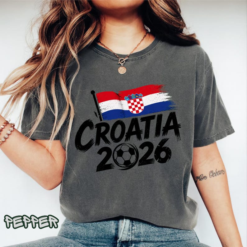 Camiseta de aficionado al fútbol de Croacia 2026, camiseta de fútbol con la bandera croata desgastada, apoyo a la Copa del Mundo, ropa de estilo grunge patriótico. imagen 4