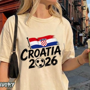 Camiseta de aficionado al fútbol de Croacia 2026, camiseta de fútbol con la bandera croata desgastada, apoyo a la Copa del Mundo, ropa de estilo grunge patriótico. imagen 3