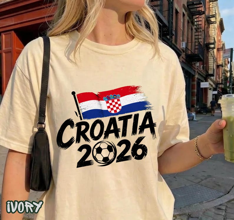 Camiseta de aficionado al fútbol de Croacia 2026, camiseta de fútbol con la bandera croata desgastada, apoyo a la Copa del Mundo, ropa de estilo grunge patriótico. imagen 3