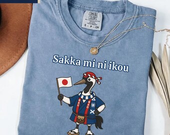 Koszulka z japońskim żurawiem Sakka mi ni ikou – uroczy prezent dla kibica piłki nożnej w kulturze Japonii – tradycyjny strój i wzór flagi