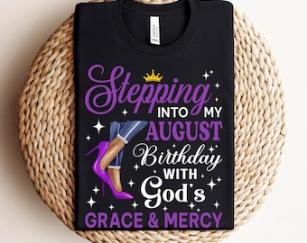 Camisetas de cumpleaños de agosto para mujer, regalo para mujer afroamericana Leo, camiseta de reina de cumpleaños afroamericana, camiseta de tacones morados "Steping Into August"