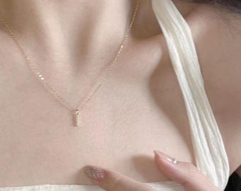 Delicata collana con barra d'oro, pendente con barra di diamanti, collana minimalista con zirconi cubici, delicati gioielli per tutti i giorni