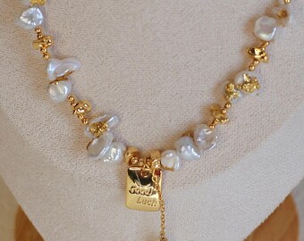 Barokke parelchoker met goudklompkralen, Keshi-parelketting met gouden label 'Veel geluk', onregelmatige parelsieraden, modern erfstuk