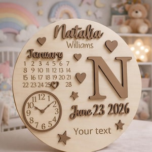 Könnte beinhalten: Runder Holzschild mit dem Namen "Natalia Williams" und dem Datum "23. Juni 2026". Es enthält einen Januar-Kalender, eine Uhr, den Buchstaben "N", Herzen und Sterne. Die Worte "Your text" sind ebenfalls enthalten.