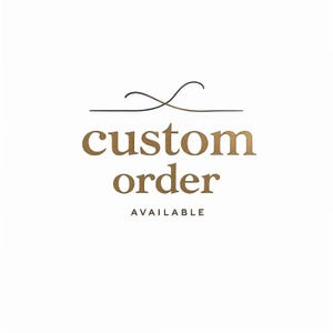 Könnte beinhalten: Rustikales Holzschild mit dem weißen Schriftzug "Welcome to our home". Das Schild hat eine Used-Optik und ein schlichtes, einladendes Design, perfekt für eine Veranda oder einen Eingangsbereich.