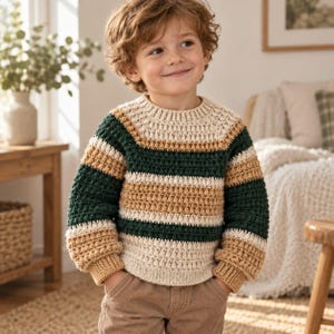 Könnte beinhalten: Ein langärmeliger Häkelpullover mit horizontalen Streifen in Creme, Dunkelgrün und Beige. Das Kleidungsstück hat einen Rundhalsausschnitt, gerippte Bündchen und ein strukturiertes Maschenmuster, das sich über den Körper und die Ärmel erstreckt.