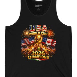 Puede incluir: Una taza de cerámica blanca con un asa negra y el texto "But First, Coffee" en negro, en negrita. La taza está sobre una superficie blanca.