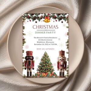 Könnte beinhalten: Eine Einladung zum Weihnachtsessen auf einem weißen Teller. Die Einladung enthält den Text "CHRISTMAS DINNER PARTY!" mit einem Weihnachtsbaum, Nussknackern und festlichen Dekorationen. Die Einladung enthält Datum, Uhrzeit und RSVP-Informationen.