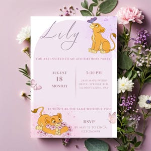 Puede incluir: Una invitación de cumpleaños con un fondo morado claro, con el nombre "Lily" en cursiva. La invitación incluye ilustraciones de un cachorro de león y mariposas, junto con los detalles de la fiesta.