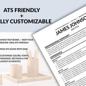 Op de afbeelding: Een cv-sjabloon met de naam "James Johnson" en de woorden "ATS FRIENDLY + FULLY CUSTOMIZABLE". Het cv staat op een witte achtergrond met zwarte tekst. Potloden en een houten beker staan op een houten dienblad.