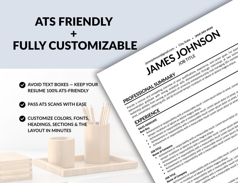 Op de afbeelding: Een cv-sjabloon met de naam "James Johnson" en de woorden "ATS FRIENDLY + FULLY CUSTOMIZABLE". Het cv staat op een witte achtergrond met zwarte tekst. Potloden en een houten beker staan op een houten dienblad.