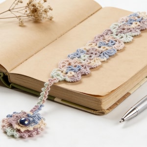 Pode incluir: Uma placa de madeira artesanal com a palavra "Welcome" escrita à mão. A placa é pintada de branco com um acabamento desgastado e um pequeno coração decorativo. Projetada para uso interno ou externo.