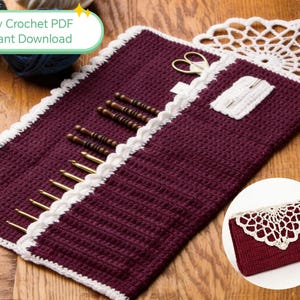 Może przedstawiać: Bordowy futerał na szydełko z białym wykończeniem, mieszczący szydełka i igły. Etui ma dołączoną białą koronkową serwetkę. Tekst "Easy Crochet PDF Instant Download" znajduje się w zielono-białej bańce.