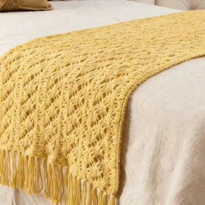 Könnte beinhalten: Eine weiße Keramik-Tasse mit schwarzem Henkel und dem Text "But First, Coffee" in schwarzer, fetter Schrift. Die Tasse steht auf einer Holzoberfläche. Die Tasse ist etwa 10 cm hoch.