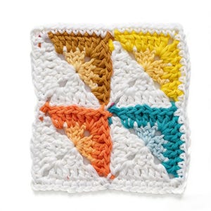 以下が含まれることがあります： 手作りの正方形のかぎ針編みアイテムで、風車のデザインです。風車は、茶色、黄色、オレンジ、ティールの色合いの4つの三角形のセクションで構成され、白い背景に配置されています。エッジは白いボーダーで仕上げられています。