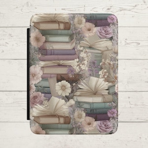Op de afbeelding: Een decoratieve e-reader hoes met een vintage ontwerp van gestapelde boeken, open boeken en bloemelementen in zachte pastelkleuren. De hoes heeft een zwarte rand en een textuurrijke, artistieke uitstraling.
