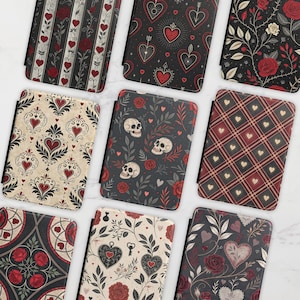 Vintage Herz Rosen Kindle Hülle | Dunkel Blumenmuster | Rustikales Gothic Design