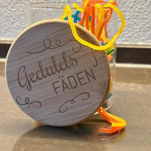 Glas mit Bambusdeckel – „Geduldsfäden“ | humorvolles Vorratsglas