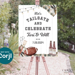 Może przedstawiać: Biały znak z drewnianym tłem i tekstem "Let's Tailgate and Celebrate Tori & Will 7.29.2024". Znak zawiera również piłkę nożną, kratkowany koc i dwie butelki piwa.