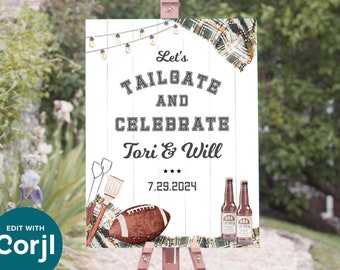 Può includere: Un cartello bianco con sfondo a effetto legno e il testo "Let's Tailgate and Celebrate Tori & Will 7.29.2024". Il cartello presenta anche un pallone da football, una coperta a quadri e due bottiglie di birra.