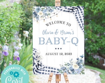 Op de afbeelding: Een wit welkomsbord met blauwe en witte bloemenaccenten, een geruit patroon en de tekst "WELCOME TO Olivia & Brian's BABY-Q ★★★ AUGUST 12, 2023".