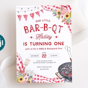 Op de afbeelding: Een rode en witte geruite uitnodiging voor een barbecuefeest. De uitnodiging luidt "Onze kleine Bar-B-Qt Hadley wordt één. Doe mee met een BBQ en tuinplezier!" De datum is zaterdag 22 juni om 12:30 uur. De uitnodiging bevat ook een rode en witte geruite tafelkleed, een grill en een bloemstuk.