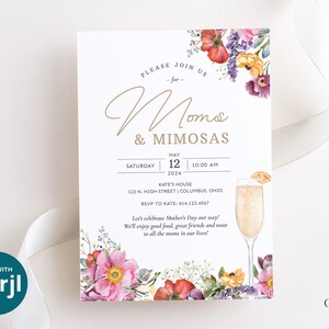 Puede incluir: Una invitaci&oacute;n a un brunch "Moms & Mimosas" con ilustraciones florales y una copa de mimosa. El evento es el s&aacute;bado 12 de mayo de 2024 a las 10:00 AM en la casa de Kate, 123 N. High Street, Columbus, Ohio. RSVP a Kate al 614.123.4567.
