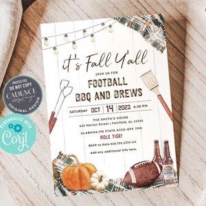 Puede incluir: Una invitaci&oacute;n de tem&aacute;tica oto&ntilde;al con un fondo de madera r&uacute;stica, que presenta un bal&oacute;n de f&uacute;tbol, una manta a cuadros, calabazas y una botella de cerveza. El texto dice "It's Fall Y'all" y "Football BBQ and Brews".