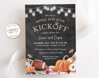 Puede incluir: Una invitación estilo pizarra para una despedida de soltera para parejas con un balón de fútbol y calabazas. La invitación dice "Happily Ever After Kickoff - couples shower for Lauren and Cooper" e incluye la fecha, la hora y el lugar del evento. La invitación también incluye el texto "We'll tailgate & celebrate during the big game!" y "Registered at Amazon & Target".