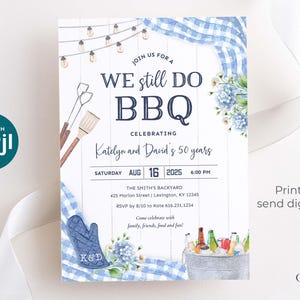 Peut inclure: Invitation de barbecue avec le texte "WE still DO BBQ" célébrant les 50 ans de Katelyn et David. Comprend un motif vichy bleu, des accents floraux et une illustration à l'aquarelle d'une glacière avec des boissons.