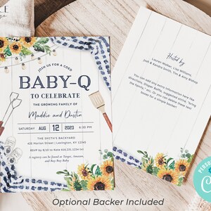 K&ouml;nnte beinhalten: Eine Babyparty-Einladung mit rustikalem Holz-Hintergrund und Sonnenblumen. Die Einladung lautet "Schlie&szlig;en Sie sich uns zu einem Baby-Q f&uuml;r gemischte Gesellschaft an, um die wachsende Familie von Maddie und Dustin zu feiern". Das Datum ist Samstag, der 12. August 2023 um 18:30 Uhr. Der Ort ist The Smith's Backyard, 425 Marion Street, Lexington, KY 12345. RSVP bis zum 10. August an Kate 616.231.1234. Eine Geschenkeliste finden Sie bei Target, Amazon und Bay Bay Baby.