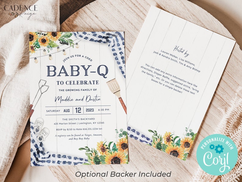 K&ouml;nnte beinhalten: Eine Babyparty-Einladung mit rustikalem Holz-Hintergrund und Sonnenblumen. Die Einladung lautet "Schlie&szlig;en Sie sich uns zu einem Baby-Q f&uuml;r gemischte Gesellschaft an, um die wachsende Familie von Maddie und Dustin zu feiern". Das Datum ist Samstag, der 12. August 2023 um 18:30 Uhr. Der Ort ist The Smith's Backyard, 425 Marion Street, Lexington, KY 12345. RSVP bis zum 10. August an Kate 616.231.1234. Eine Geschenkeliste finden Sie bei Target, Amazon und Bay Bay Baby.
