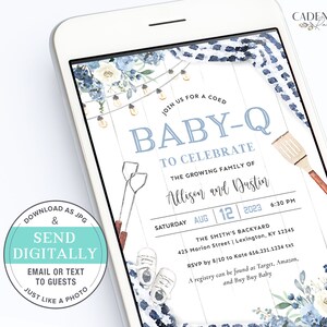 Może przedstawiać: Zaproszenie na baby shower w kolorze niebieskim i białym z rustykalnym drewnianym tłem. Zaproszenie brzmi: "Dołącz do nas na Baby-Q dla mieszanej grupy, aby uczcić rozrastającą się rodzinę Allison i Dustina". Data: sobota, 12 sierpnia 2023 r., godz. 18:30. Miejsce: The Smith's Backyard, 425 Marion Street, Lexington, KY 12345. Prosimy o potwierdzenie udziału do 8/10 do Kate 616.231.1234 txt. Rejestr prezent&oacute;w można znaleźć w sklepach Target, Amazon i Buy Buy Baby.