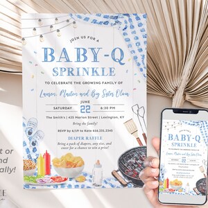 K&ouml;nnte beinhalten: Eine Babyparty-Einladung mit BBQ-Thema. Die Einladung zeigt den Text "BABY-Q SPRINKLE" in Blau, zusammen mit Illustrationen von BBQ-Essen und einem Grill. Die Einladung enth&auml;lt auch Veranstaltungsdetails und eine Windel-Tombola.